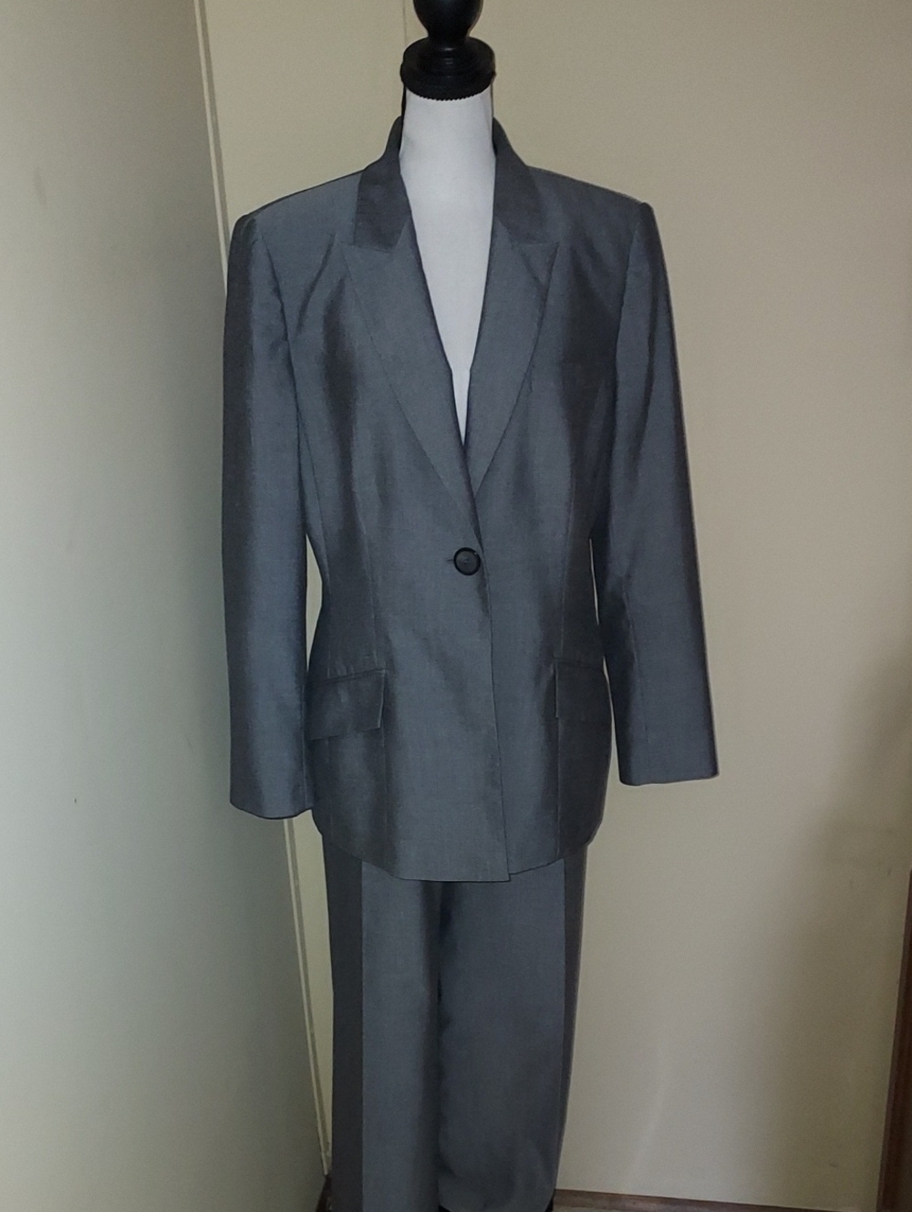 Kasper Classic Women's Gray Two-Piece Suit Jacket & Pants